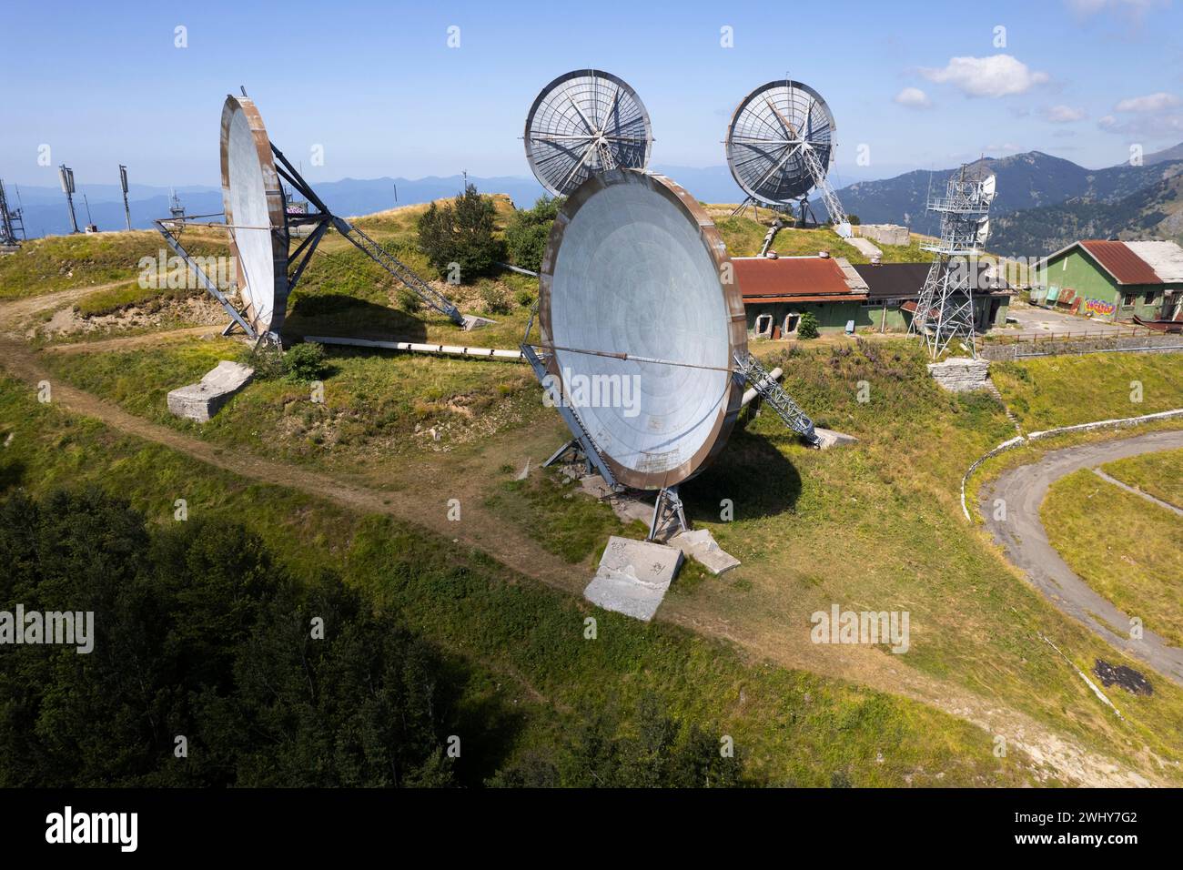 Vieilles paraboles de transmission de données dans une base abandonnée Banque D'Images