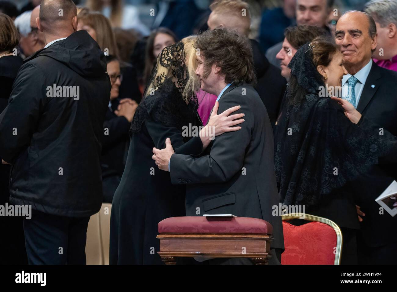 Vatican, Vatican. 11 février 2024. Le président argentin Javier Milei embrasse sa sœur Karina Elizabeth Milei pendant la messe et la canonisation de la bienheureuse Maria Antonia de Saint Joseph de Paz y Figueroa. Crédit : SOPA images Limited/Alamy Live News Banque D'Images