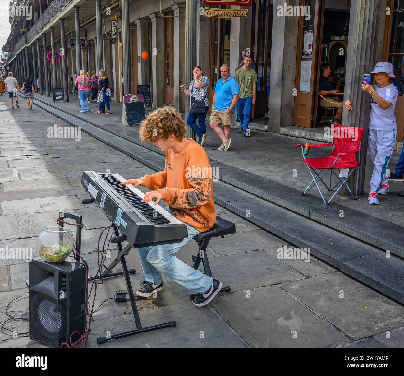 LA NOUVELLE-ORLÉANS, LOUISIANE, États-Unis - 22 OCTOBRE 2023 : jeune homme se produit au piano pour rassembler des touristes le long de Jackson Square dans le quartier français Banque D'Images