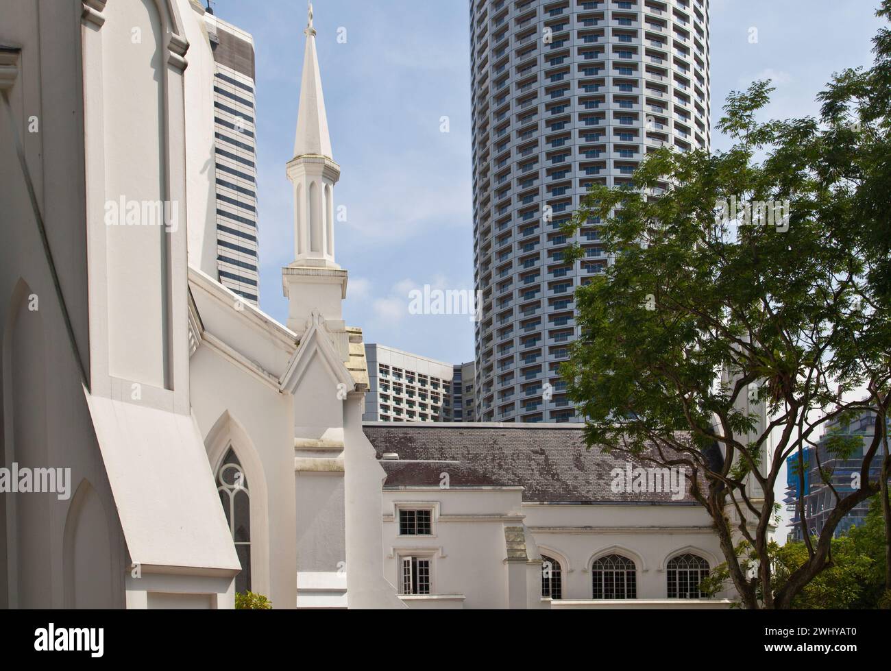 La cathédrale Saint-André (vers 1862) est nichée parmi les gratte-ciel de Singapour. Banque D'Images