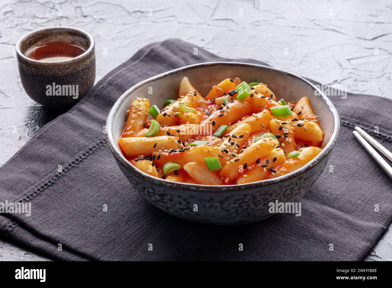 Tteokbokki ou topokki, cuisine de rue coréenne, gâteaux de riz épicés Banque D'Images