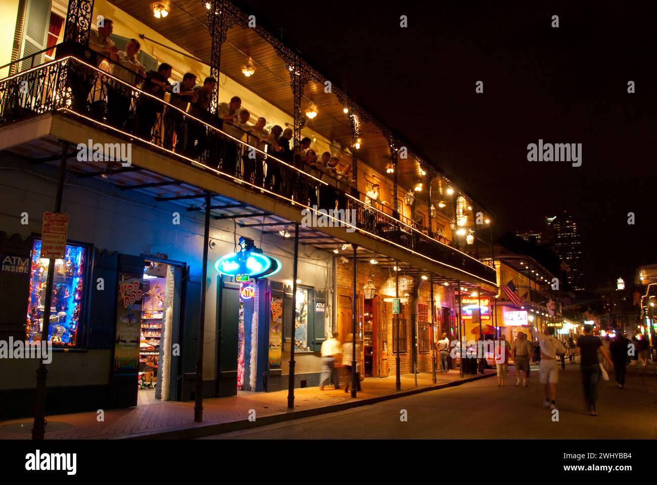 Nuit sur Bourbon Street dans le quartier français - Nouvelle-Orléans, Louisiane - USA Banque D'Images