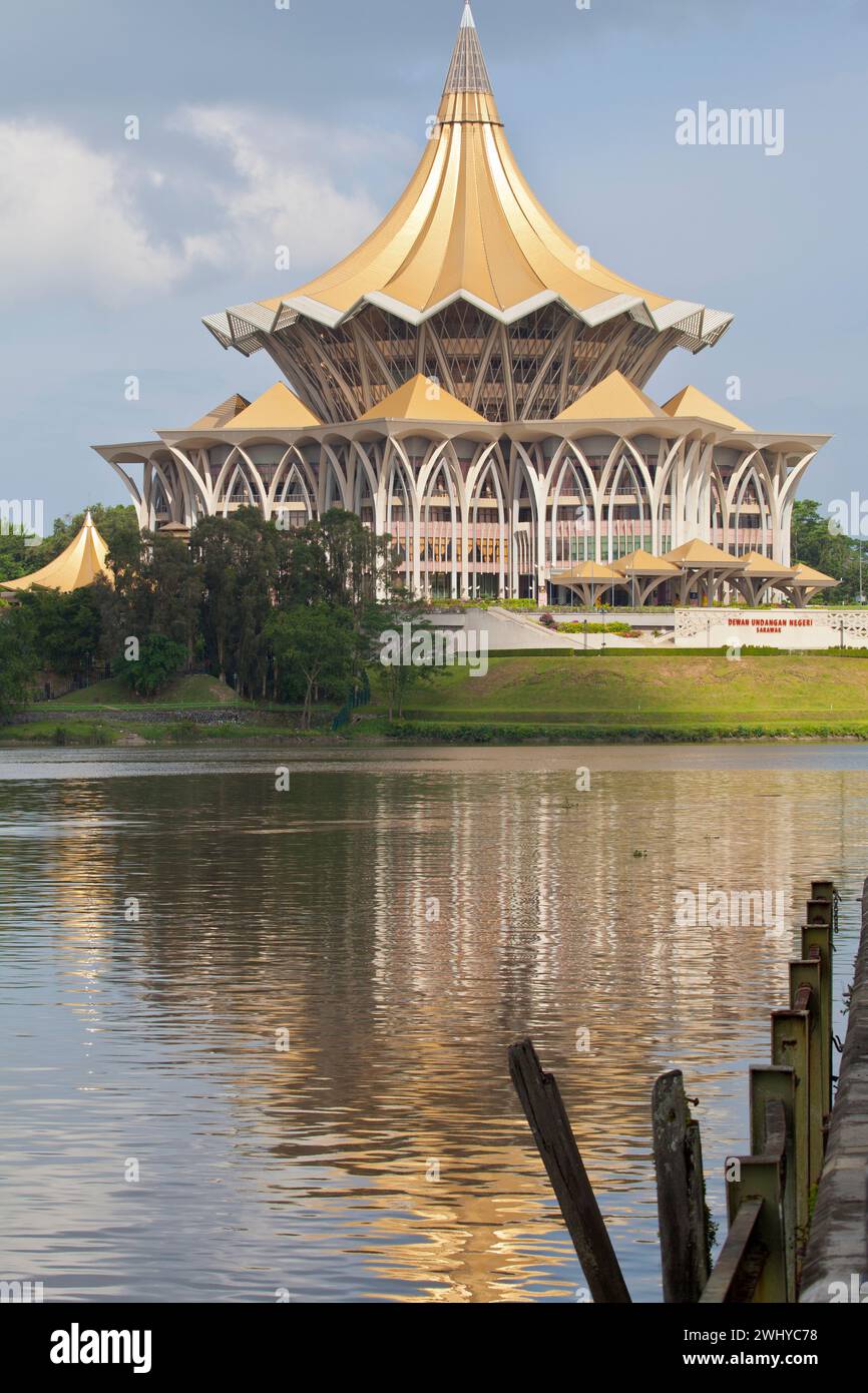Assemblée de l'État du Sarawak, Dewan Undangan Negari, sur la rivière Sarawak à Kuching. Banque D'Images