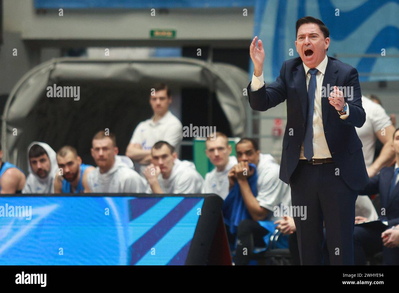 Saint-Pétersbourg, Russie. 11 février 2024. Xavier Pascual, entraîneur-chef du Zenit Saint-Pétersbourg, est vu lors du match VTB United League entre Zenit Saint-Pétersbourg et Lokomotiv Kuban Krasnodar à la finale de la KSK Arena score ; Zenit 106 : 67 Lokomotiv-Kuban. (Photo de Sergei Mikhailichenko/SOPA images/SIPA USA) crédit : SIPA USA/Alamy Live News Banque D'Images