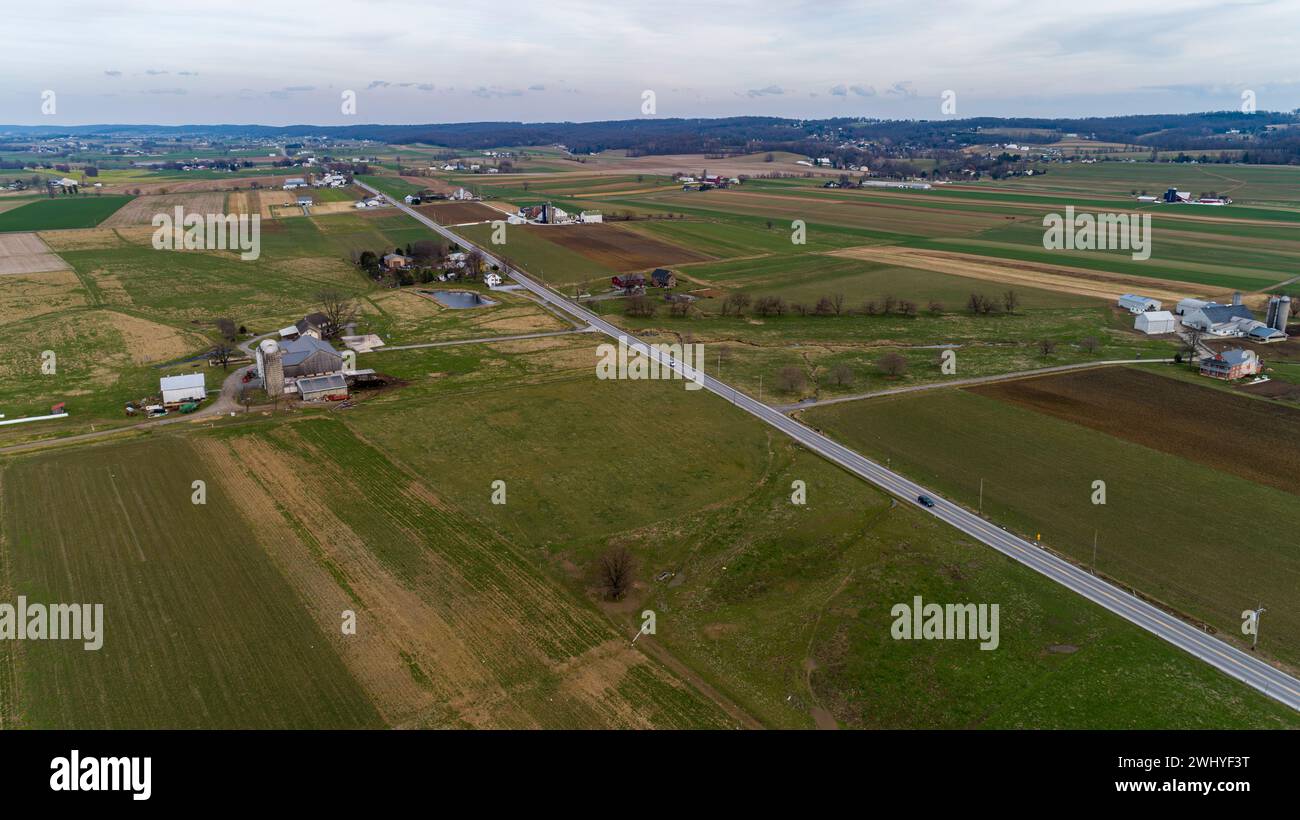 Drone paysage de la campagne amish avec des terres agricoles, des fermes et des collines ondulantes un jour d'hiver Banque D'Images