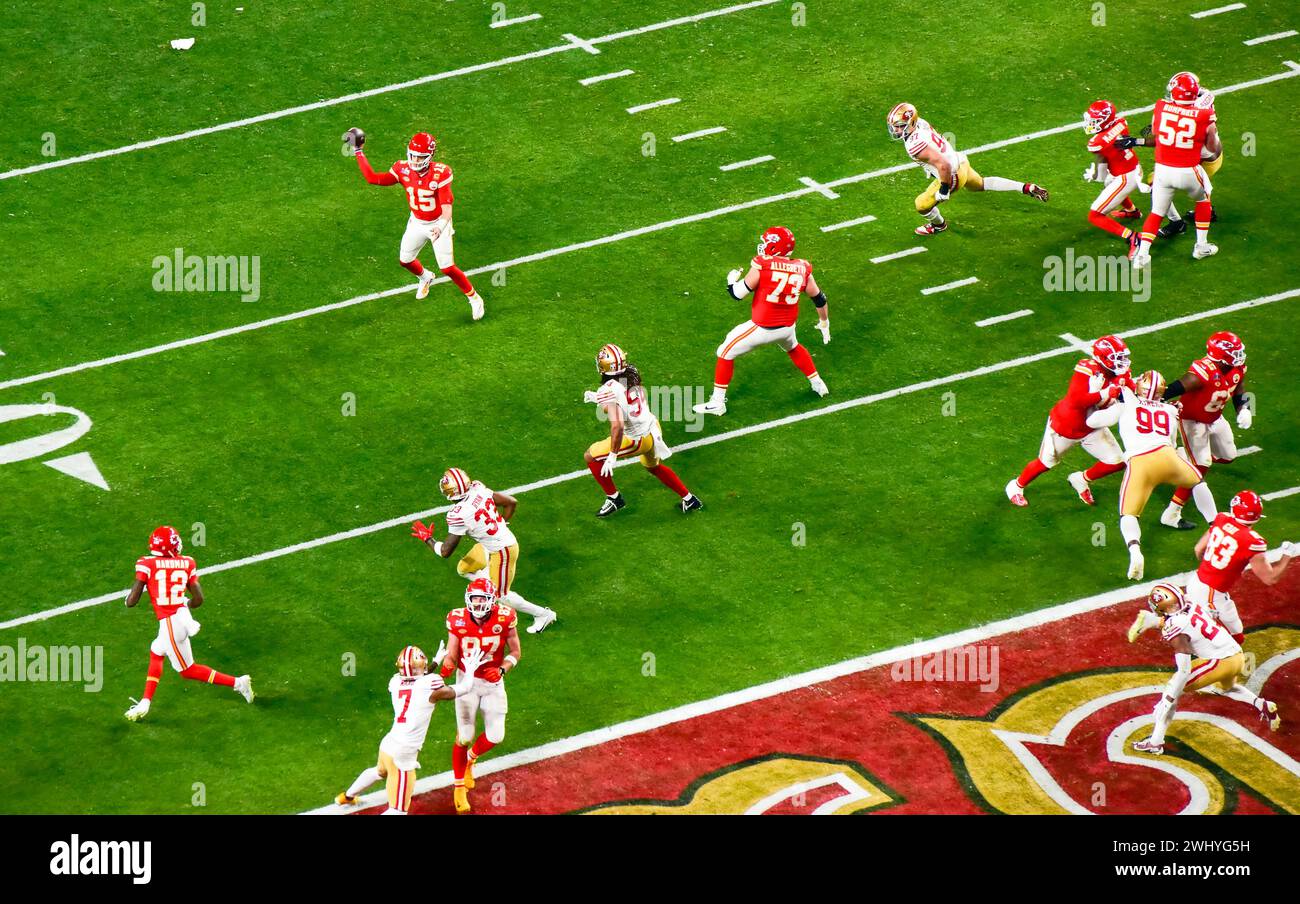 Las Vegas, Nevada, États-Unis, 11 février 2024 - Patrick Mahomes remet une passe de touchdown à Mecole Hardman au Super Bowl LVIII de la NFL joué au stade Allegiant de Las Vegas, Nevada. Crédit : Ken Howard/Alamy Live News Banque D'Images Las Vegas, Nevada, États-Unis, 11 février 2024 - Patrick Mahomes remet une passe de touchdown à Mecole Hardman au Super Bowl LVIII de la NFL joué au stade Allegiant de Las Vegas, Nevada. Crédit : Ken Howard/Alamy Live News Banque D'Images