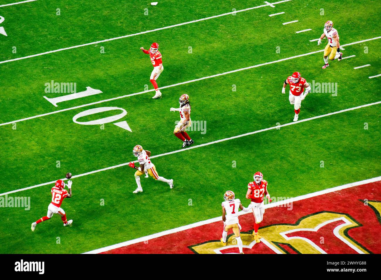 Las Vegas, Nevada, États-Unis, 11 février 2024 - Patrick Mahomes remet une passe de touchdown à Mecole Hardman au Super Bowl LVIII de la NFL joué au stade Allegiant de Las Vegas, Nevada. Crédit : Ken Howard/Alamy Live News Banque D'Images Las Vegas, Nevada, États-Unis, 11 février 2024 - Patrick Mahomes remet une passe de touchdown à Mecole Hardman au Super Bowl LVIII de la NFL joué au stade Allegiant de Las Vegas, Nevada. Crédit : Ken Howard/Alamy Live News Banque D'Images