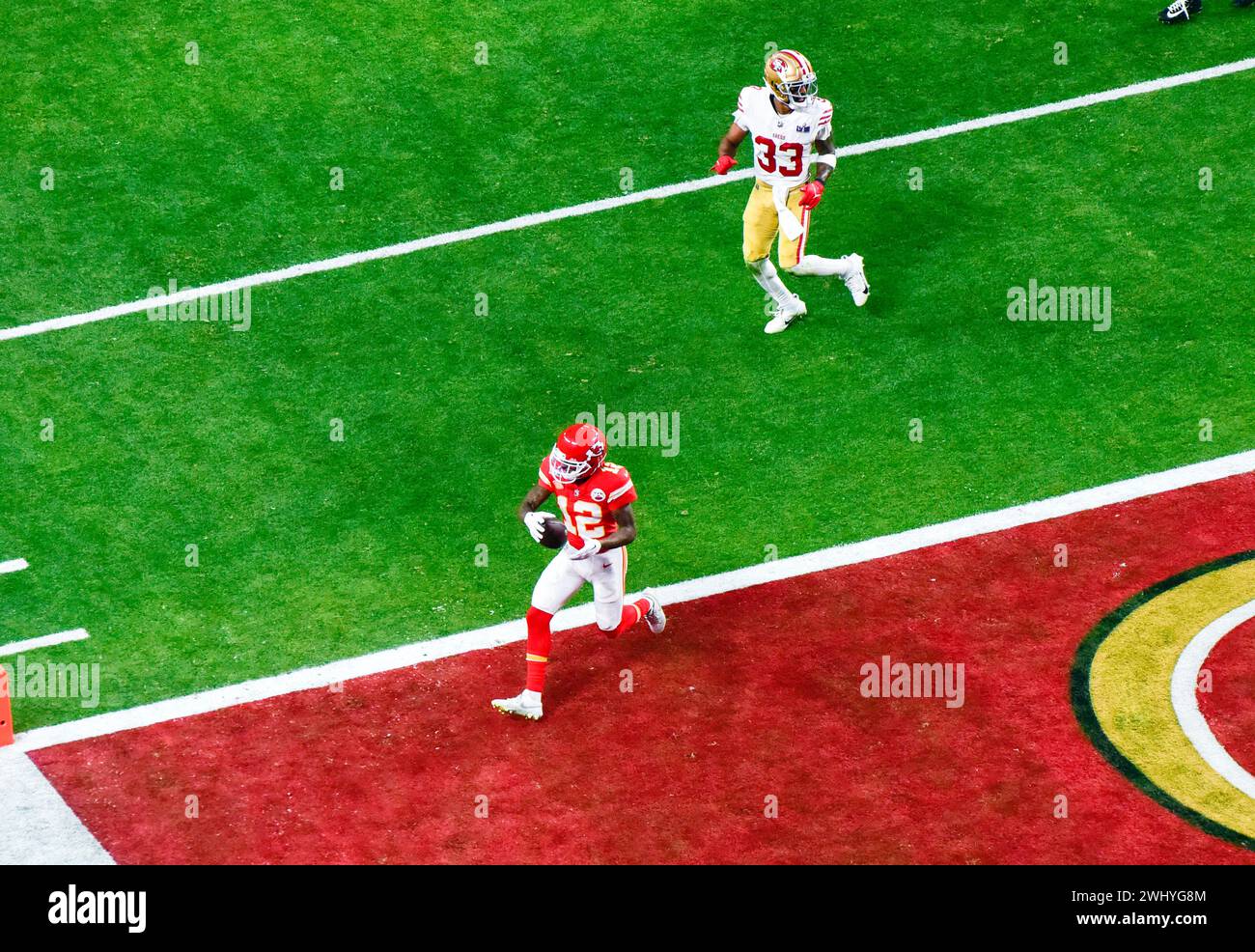 Las Vegas, Nevada, États-Unis, 11 février 2024 - Patrick Mahomes remet une passe de touchdown à Mecole Hardman au Super Bowl LVIII de la NFL joué au stade Allegiant de Las Vegas, Nevada. Crédit : Ken Howard/Alamy Live News Banque D'Images Las Vegas, Nevada, États-Unis, 11 février 2024 - Patrick Mahomes remet une passe de touchdown à Mecole Hardman au Super Bowl LVIII de la NFL joué au stade Allegiant de Las Vegas, Nevada. Crédit : Ken Howard/Alamy Live News Banque D'Images