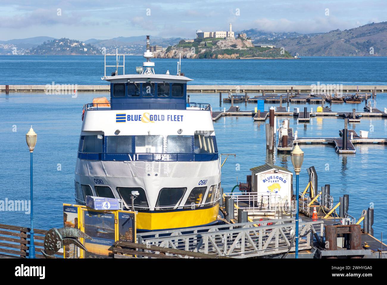 Ferry Blue & Gold avec l'île d'Alcatraz derrière, Pier 39, Fisherman's Wharf District, San Francisco, Californie, États-Unis Banque D'Images