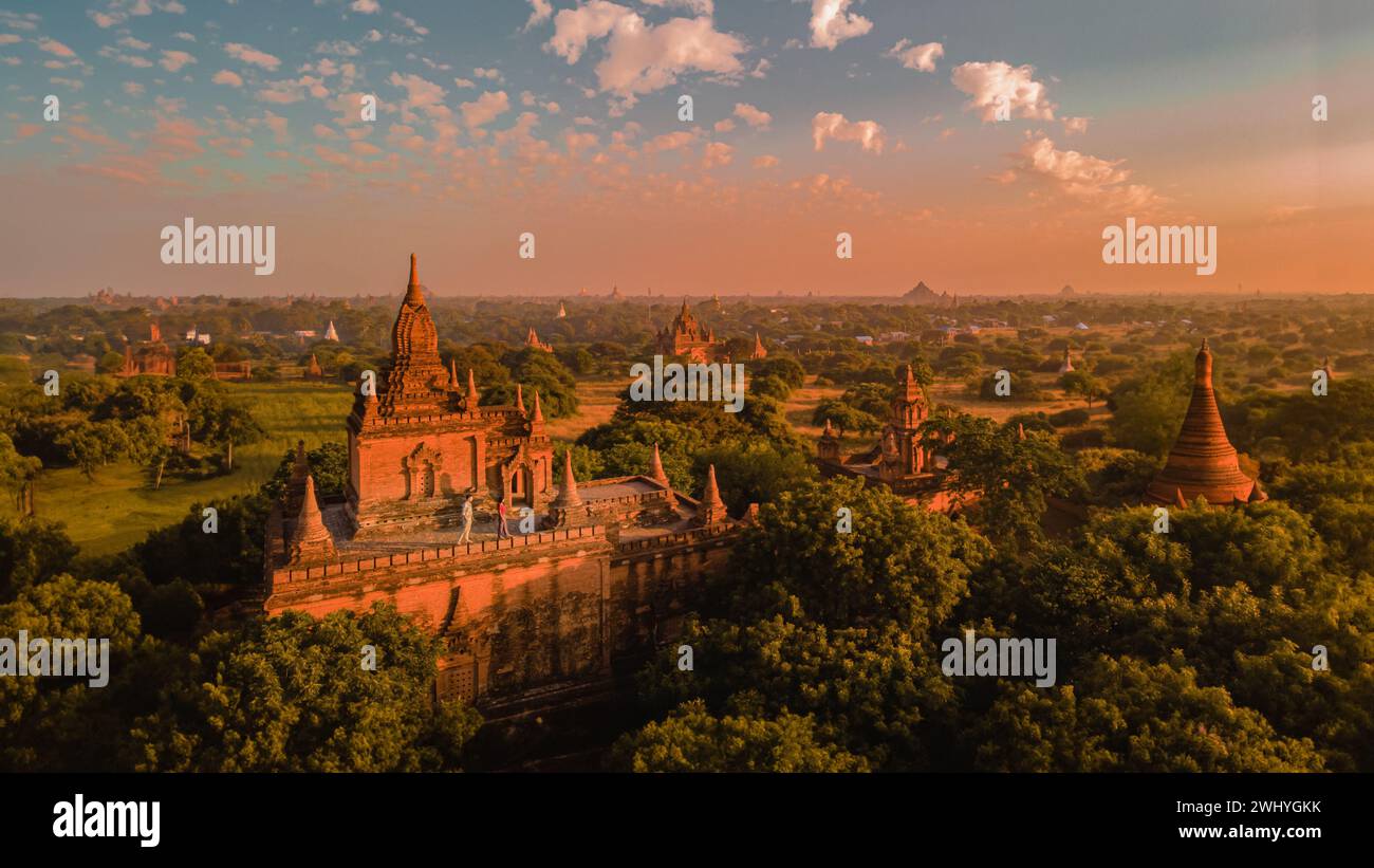 Myanmar, couple lever de soleil Bagan, hommes femme coucher de soleil Bagan Myanmar Banque D'Images