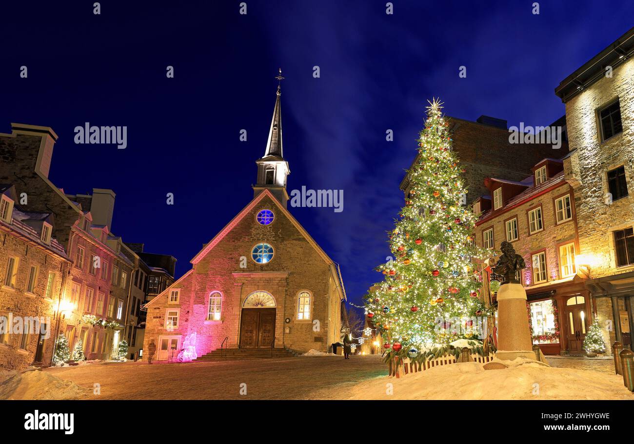 La place Royale et l'église notre Dame des victoires décorées pour Noël et illuminées au crépuscule à Québec Banque D'Images