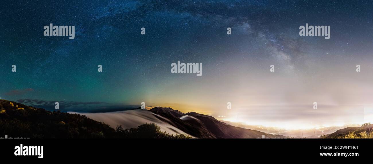 Panorama de la voie lactée, montagnes de Santa Barbara, forêt nationale de Los Padres, beauté céleste, panorama du ciel nocturne Banque D'Images