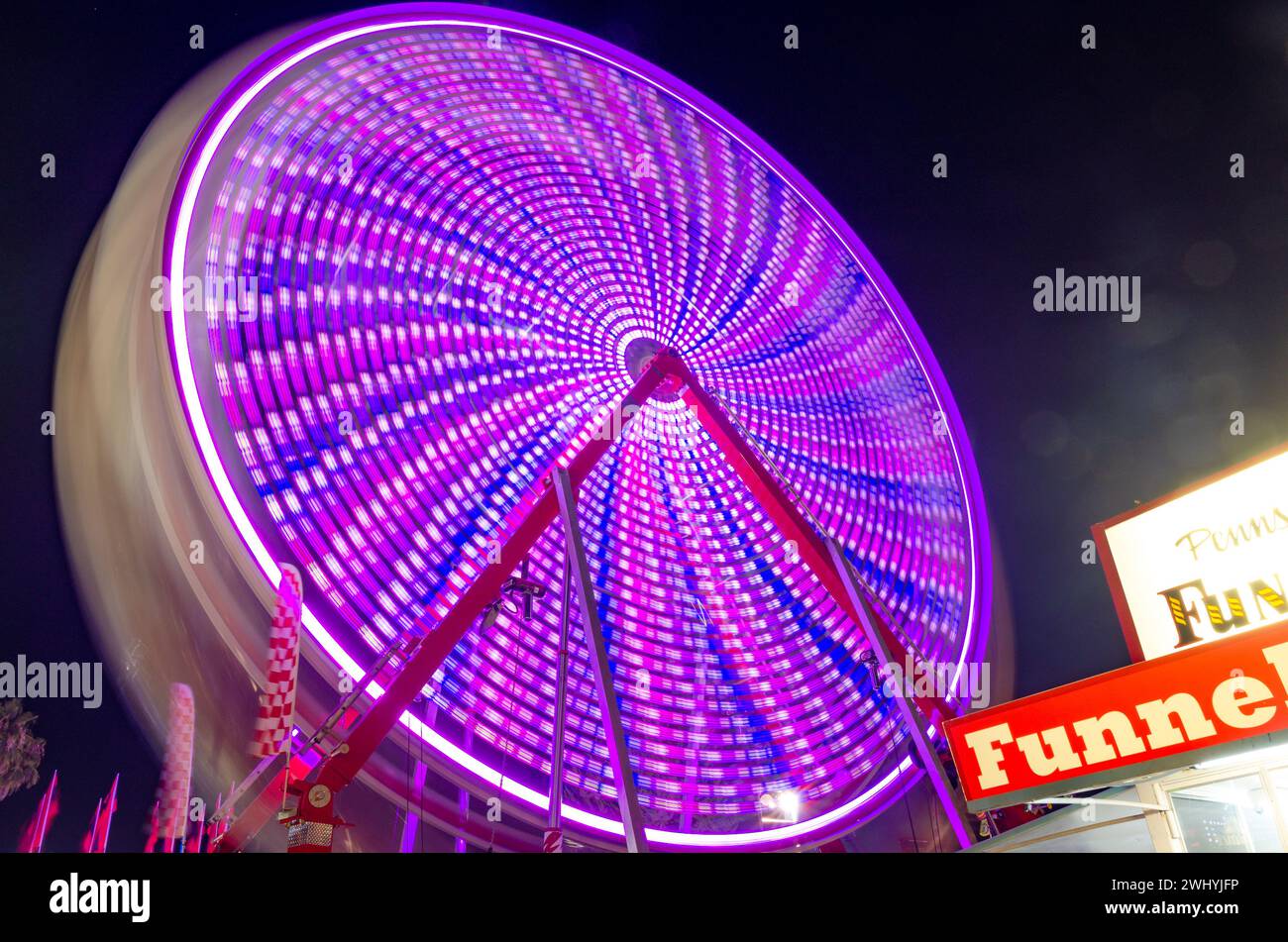 Foire du comté de Sonoma, manèges colorés, carnaval nocturne, grande roue, longue exposition, lumières vibrantes, parc d'attractions Banque D'Images