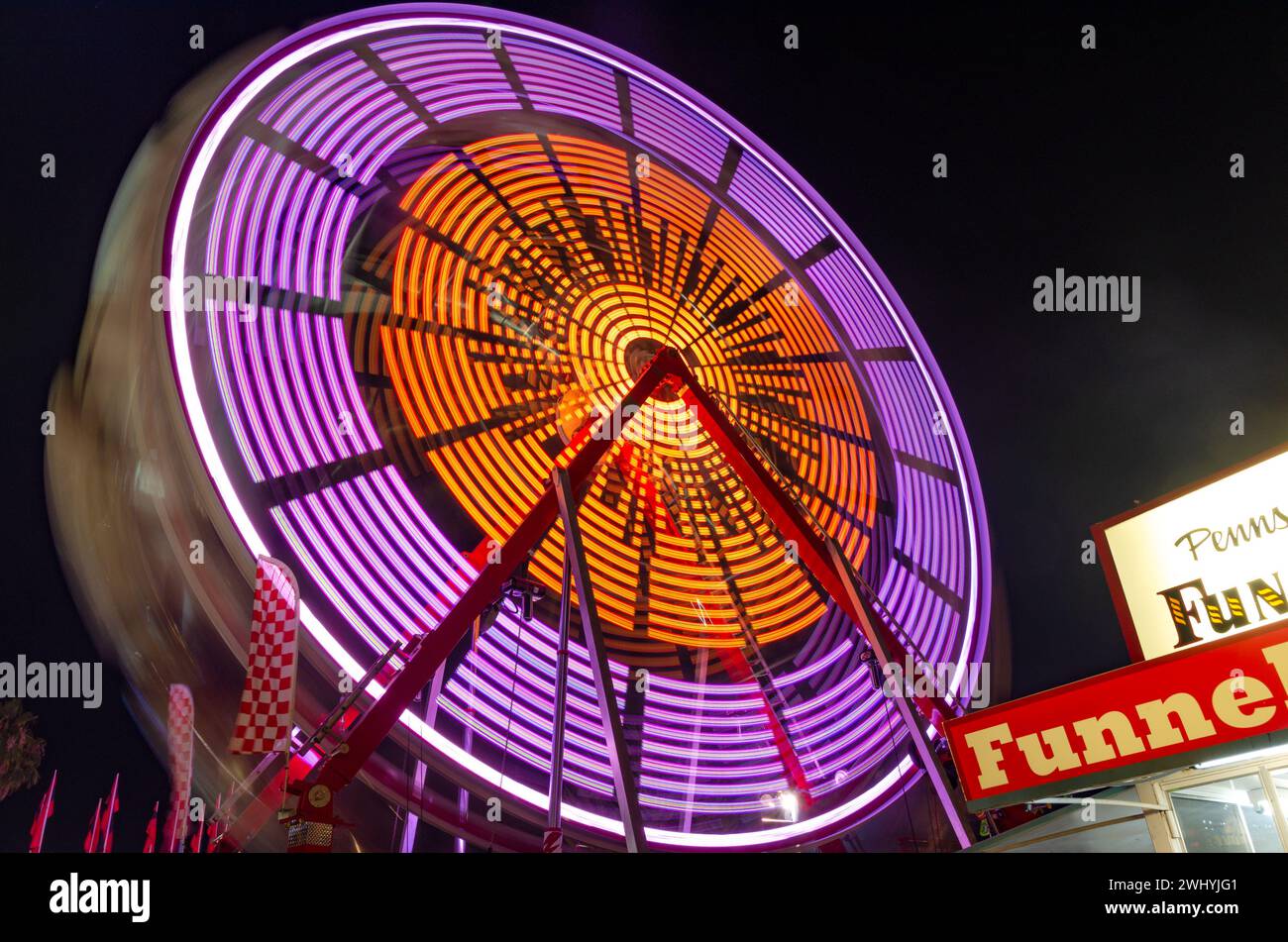 Foire du comté de Sonoma, manèges colorés, carnaval nocturne, grande roue, longue exposition, lumières vibrantes, parc d'attractions Banque D'Images