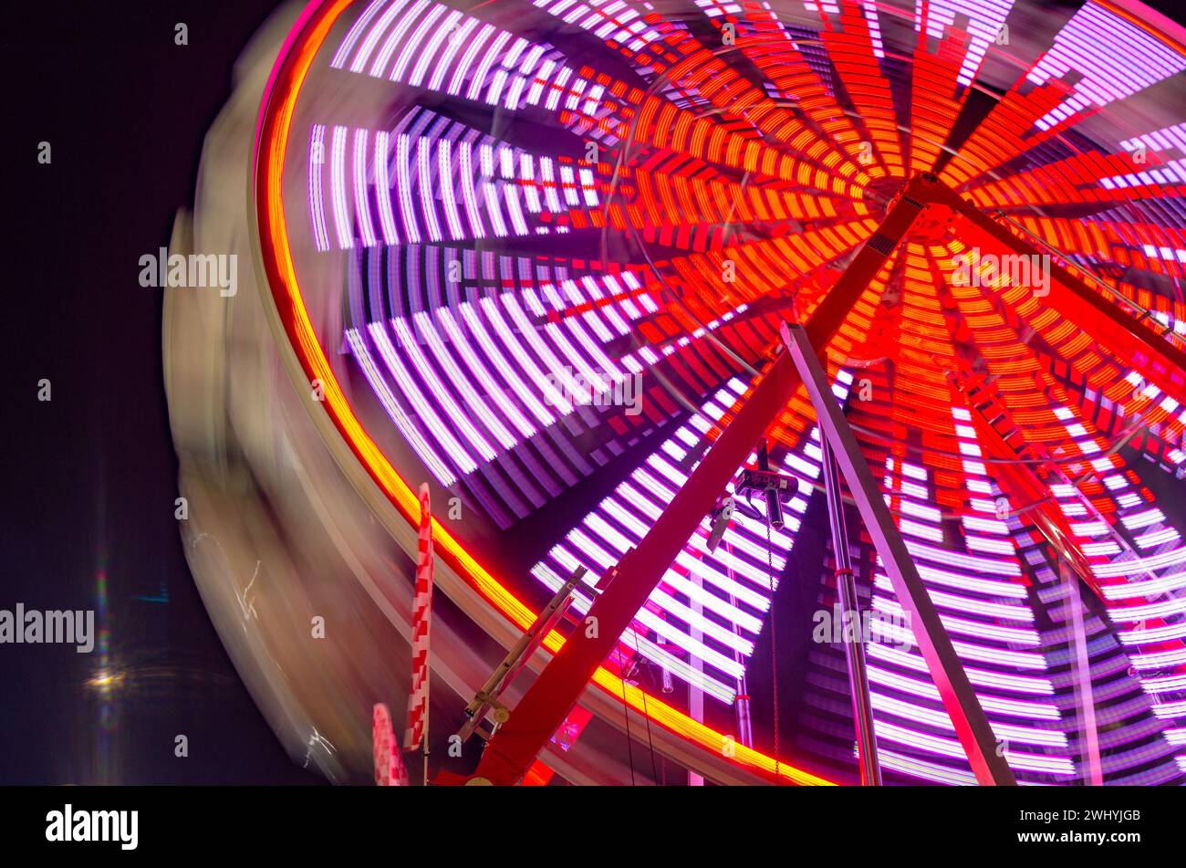 Foire du comté de Sonoma, manèges colorés, carnaval nocturne, grande roue, longue exposition, lumières vibrantes, parc d'attractions Banque D'Images