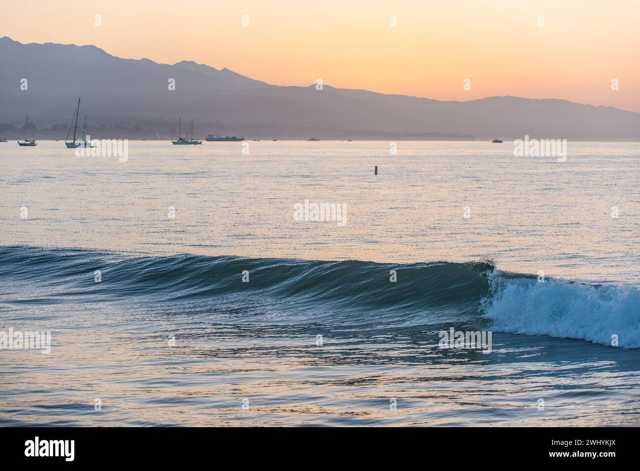 Vagues brisant, eau claire, lever du soleil, beauté côtière, vagues océaniques, lumière du matin, Seafoam, Sunrise Reflections, Breaking surf Banque D'Images