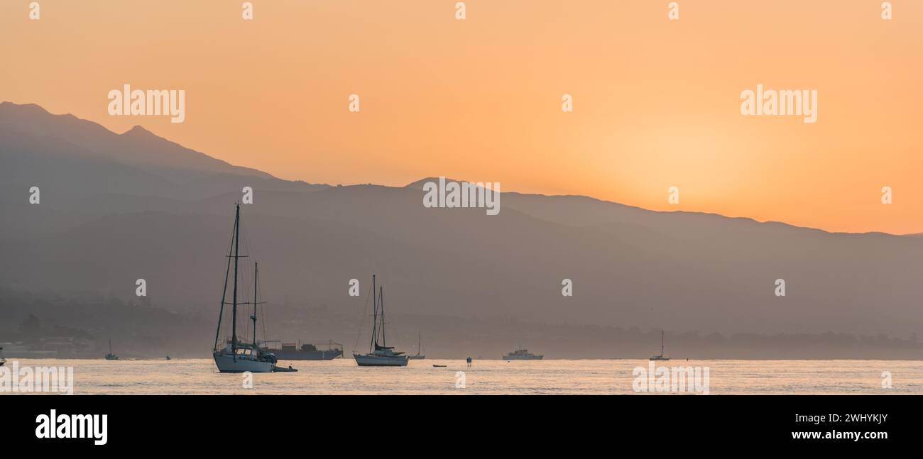 Clair, lever de soleil orange, côte de Santa Barbara, Stearns Wharf, vue sur la côte, lueur matinale, reflet de la lumière du soleil, beauté côtière Banque D'Images