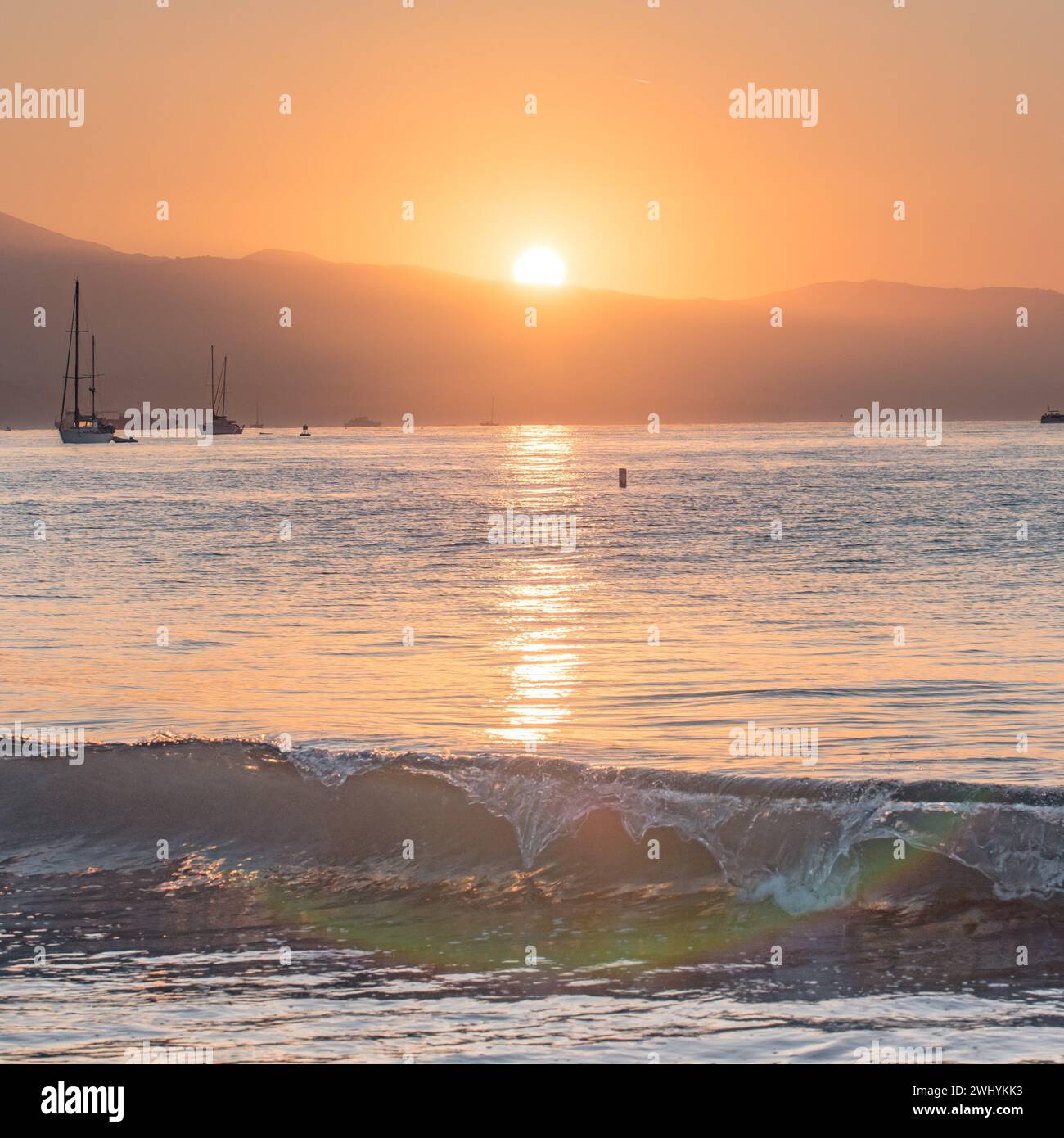 Clair, lever de soleil orange, côte de Santa Barbara, Stearns Wharf, vue sur la côte, lueur matinale, reflet de la lumière du soleil, beauté côtière Banque D'Images