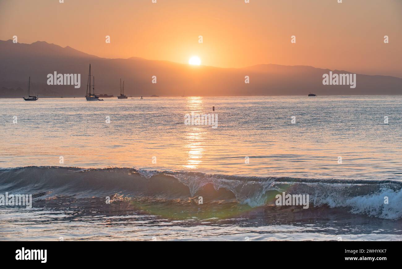 Clair, lever de soleil orange, côte de Santa Barbara, Stearns Wharf, vue sur la côte, lueur matinale, reflet de la lumière du soleil, beauté côtière Banque D'Images