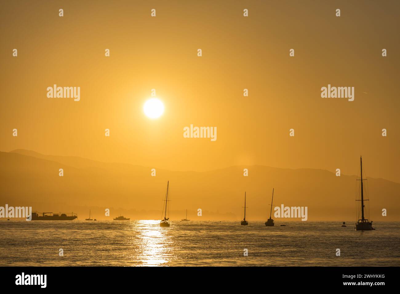 Clair, lever de soleil orange, côte de Santa Barbara, Stearns Wharf, vue sur la côte, lueur matinale, reflet de la lumière du soleil, beauté côtière Banque D'Images