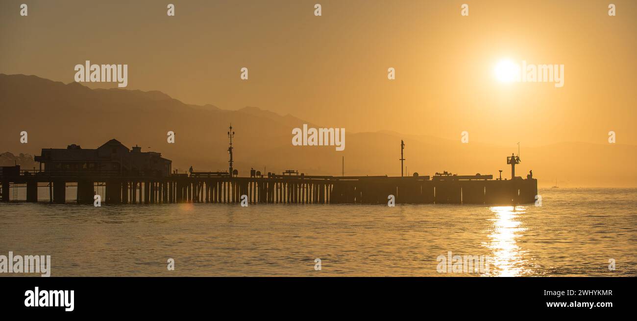 Clair, lever de soleil orange, côte de Santa Barbara, Stearns Wharf, vue sur la côte, lueur matinale, reflet de la lumière du soleil, beauté côtière Banque D'Images
