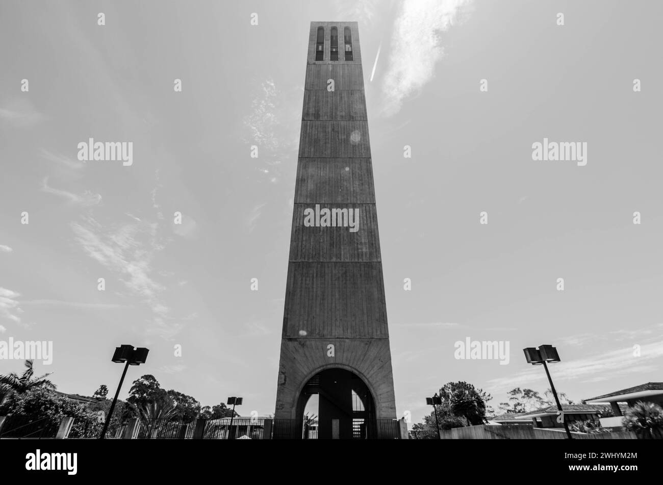 Storke Tower, UCSB, Noir et blanc, point de repère universitaire, beauté architecturale, monochrome, structure emblématique Banque D'Images Storke Tower, UCSB, Noir et blanc, point de repère universitaire, beauté architecturale, monochrome, structure emblématique Banque D'Images