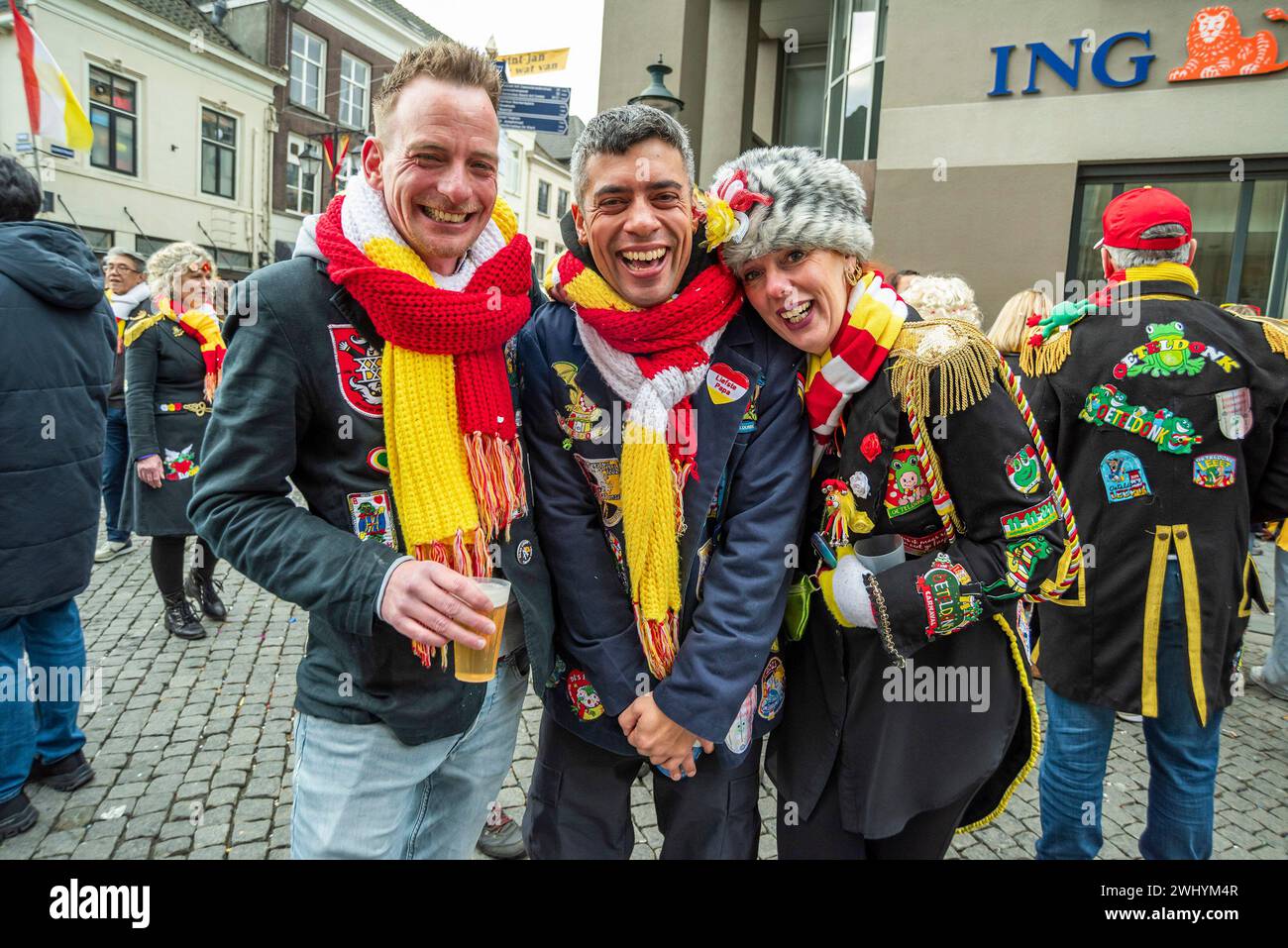 visiteurs-et-f-tards-posent-pour-une-photo-pendant-le-carnaval-2024
