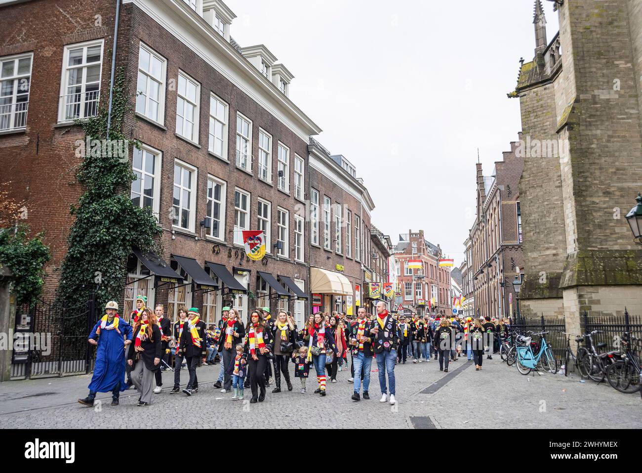 14 mars 2014, Den Bosh, pays-Bas : visiteurs et fêtards pendant le Carnaval 2024 dans le centre-ville de Den Bosh. En raison de l’afflux massif de visiteurs cette année, la municipalité a demandé aux visiteurs potentiels s’ils pouvaient annuler leur visite. Le carnaval d’Oeteldonk est officiellement célébré du dimanche 11 février au mardi 13 février. 'S-Hertogenbosch change alors de nom en Oeteldonk pour l'événement. Le carnaval est un festival célébré à Den Bosch depuis plus de 550 ans et qui attire de nombreux visiteurs de l'extérieur de la ville. En raison du grand nombre de perturbations dans son passé et Banque D'Images