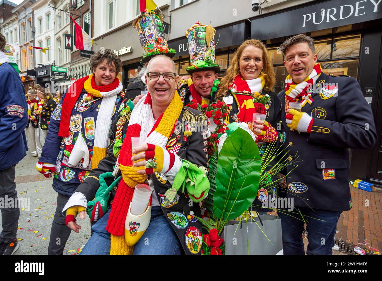 14 mars 2014, Den Bosh, pays-Bas : visiteurs et fêtards posent pour une photo pendant le Carnaval 2024 dans le centre-ville de Den Bosh. En raison de l’afflux massif de visiteurs cette année, la municipalité a demandé aux visiteurs potentiels s’ils pouvaient annuler leur visite. Le carnaval d’Oeteldonk est officiellement célébré du dimanche 11 février au mardi 13 février. 'S-Hertogenbosch change alors de nom en Oeteldonk pour l'événement. Le carnaval est un festival célébré à Den Bosch depuis plus de 550 ans et qui attire de nombreux visiteurs de l'extérieur de la ville. En raison du grand nombre de perturbations Banque D'Images