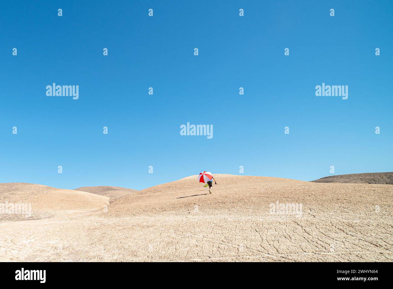 Isolé, homme, marche, Dune de sable, parapluie rouge, parapluie blanc, solitude, paysage du désert, voyage, aventure Banque D'Images