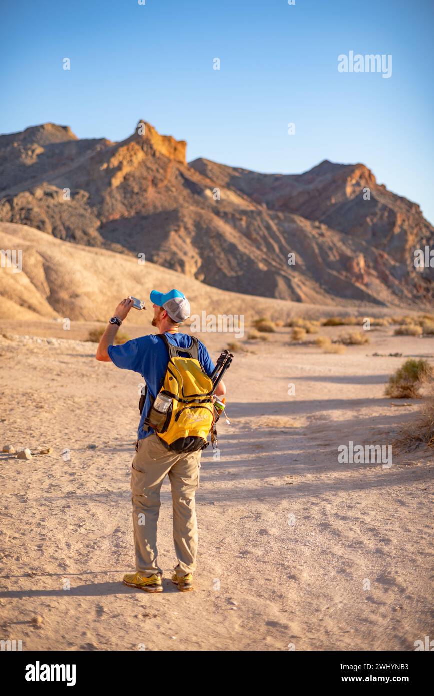 Randonneur, désert, Vallée de la mort, coucher de soleil, China Ranch, Tecopa, Californie, expérimenté, aventure, bien équipé Banque D'Images