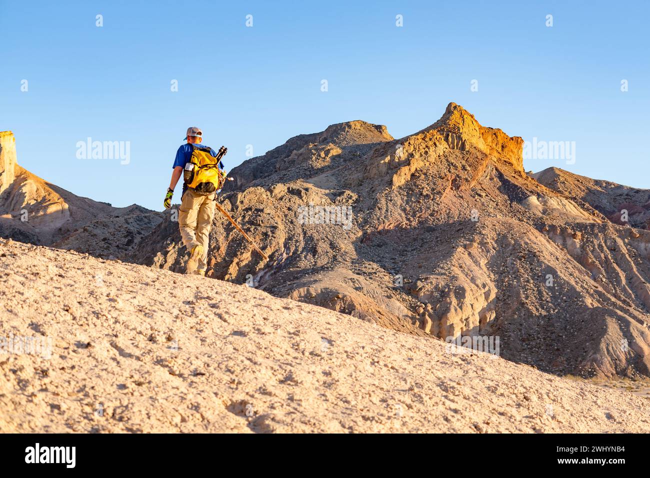 Randonneur, désert, Vallée de la mort, coucher de soleil, China Ranch, Tecopa, Californie, expérimenté, aventure, bien équipé Banque D'Images