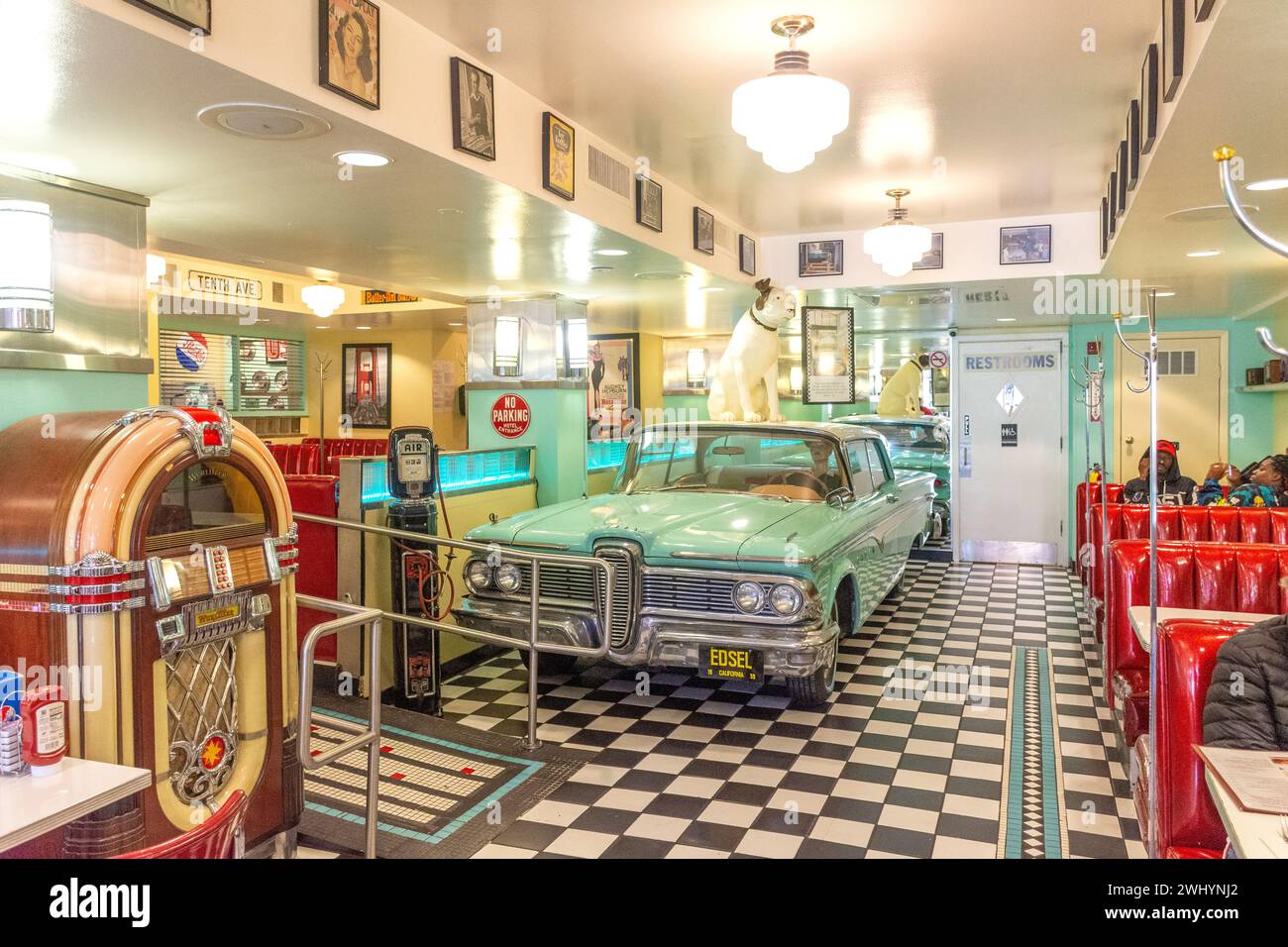 Classic 59 Edsel car Inside Lori's American Diner, Sutter Street, San Francisco, Californie, États-Unis Banque D'Images