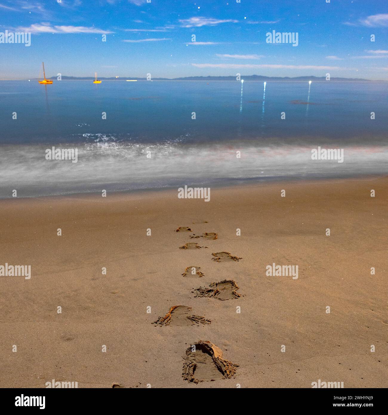 Éthéré, artistique, photo, solitaire, empreintes, sable, Océan Pacifique, tranquille, côtier, serein, bord de mer, solitude Banque D'Images