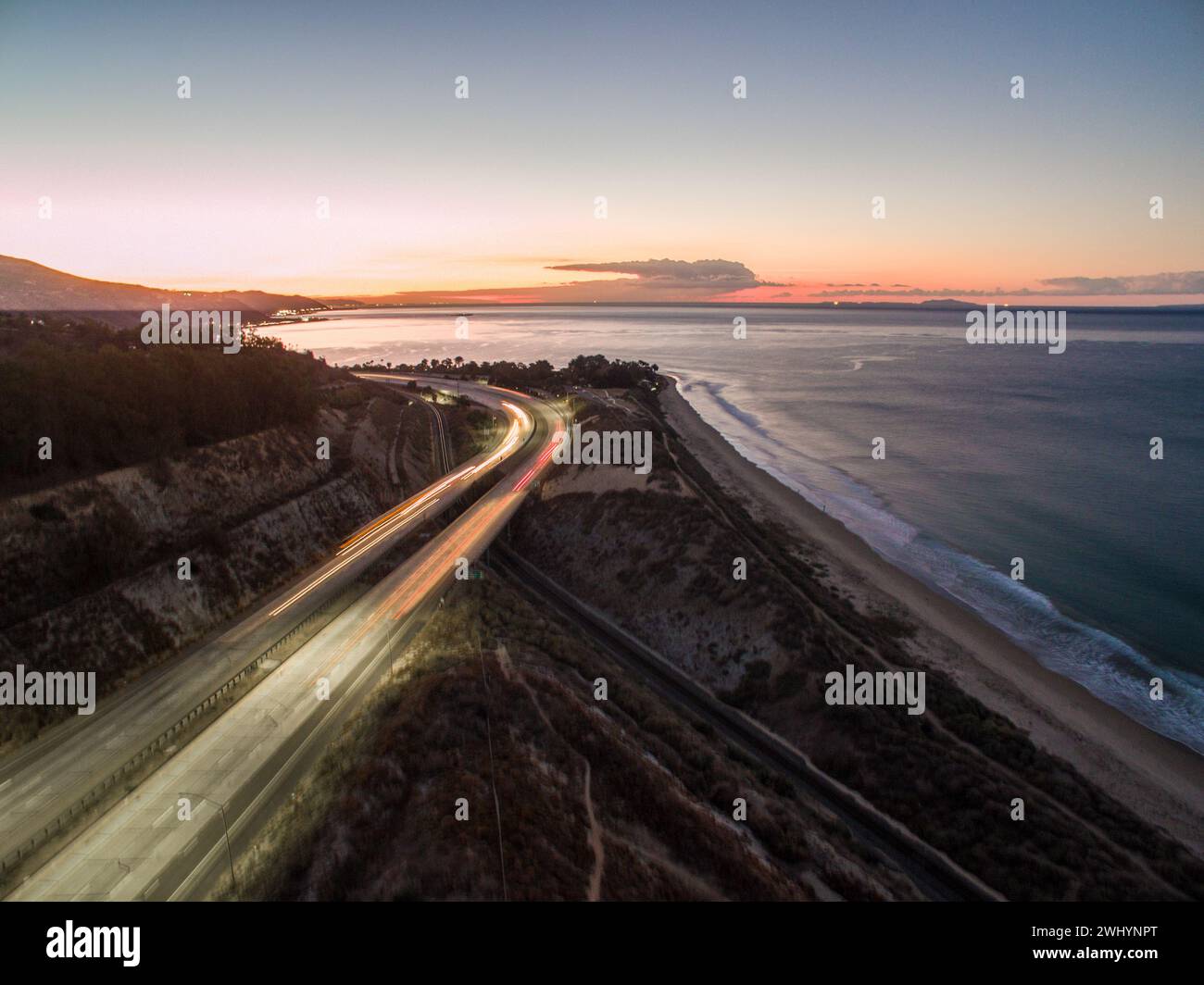 Aérien, Rincon Surf Spot, Californie du Sud, vagues parfaites, surf, coucher de soleil, vue sur l'océan, beauté côtière, Surf Break Banque D'Images