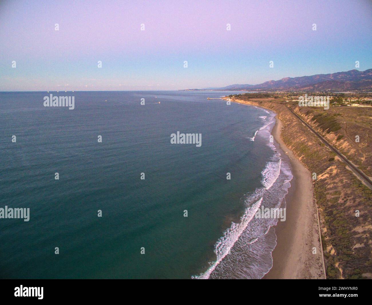 Aérien, Rincon Surf Spot, Californie du Sud, vagues parfaites, surf, coucher de soleil, vue sur l'océan, beauté côtière, Surf Break Banque D'Images