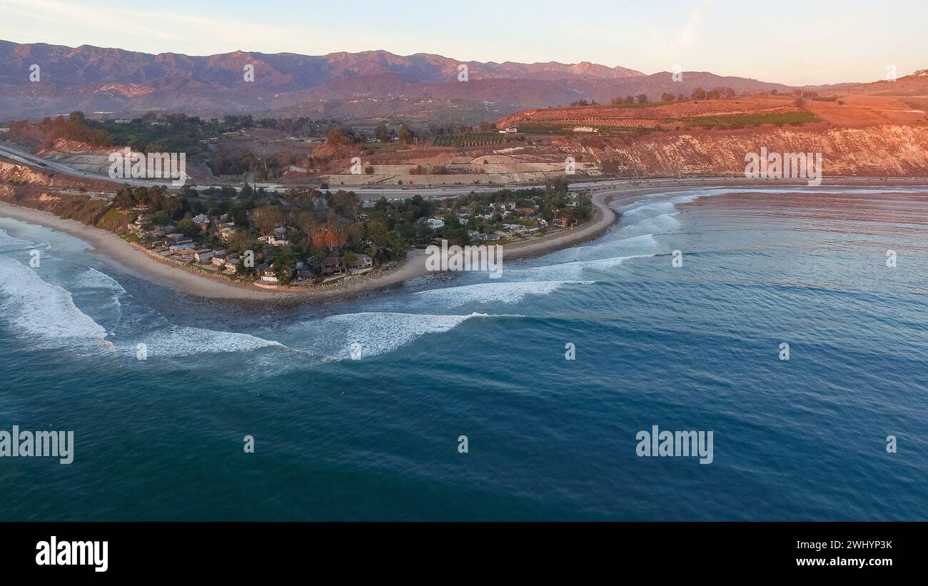 Aérien, Rincon Surf Spot, Californie du Sud, vagues parfaites, surf, coucher de soleil, vue sur l'océan, beauté côtière, Surf Break Banque D'Images