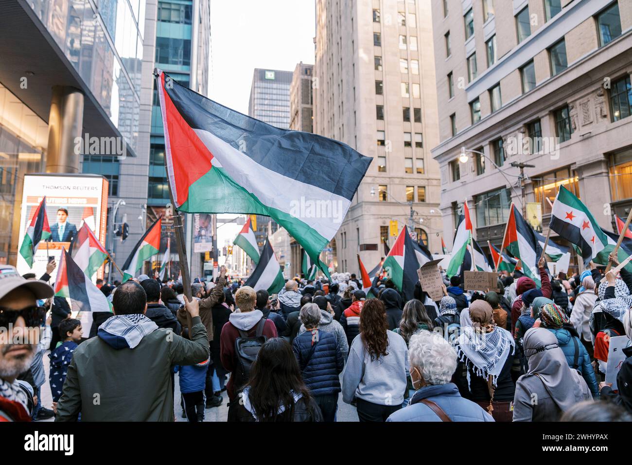 Toronto, Canada - 28 octobre 2023 : marche anti-guerre à Toronto par les Palestiniens contre l'agression israélienne à Gaza. City's Peacefu Banque D'Images