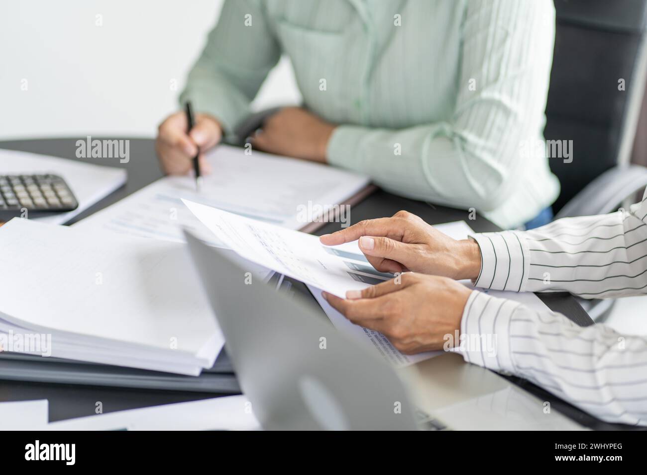 Gens d'affaires Réunion idées de conception investisseur professionnel travaillant nouveau projet de start-up. homme d'affaires et femme d'affaires travaillant t Banque D'Images