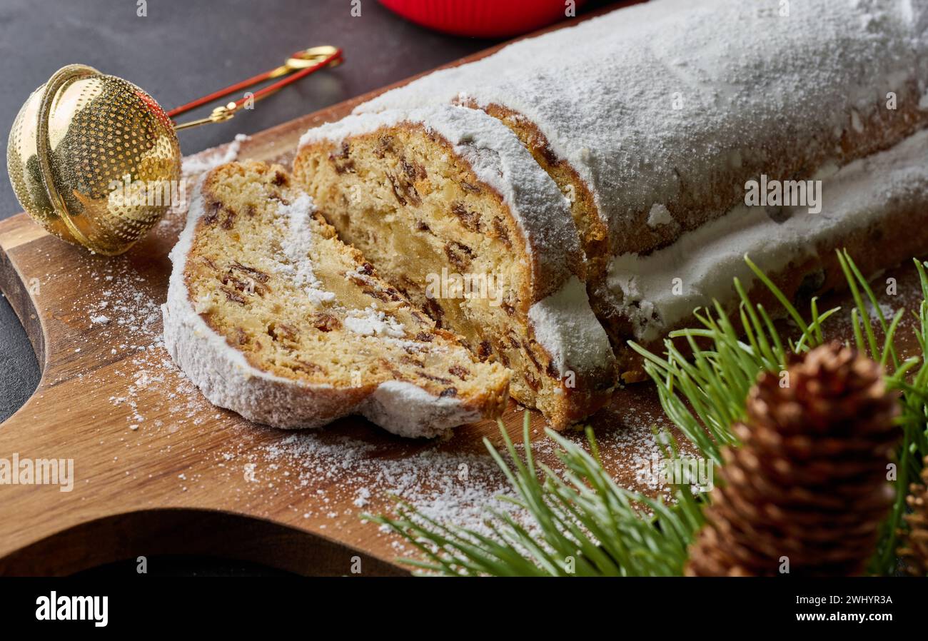 Pâtisseries de Noël en stollen saupoudré de sucre en poudre sur la table, dessert festif Banque D'Images