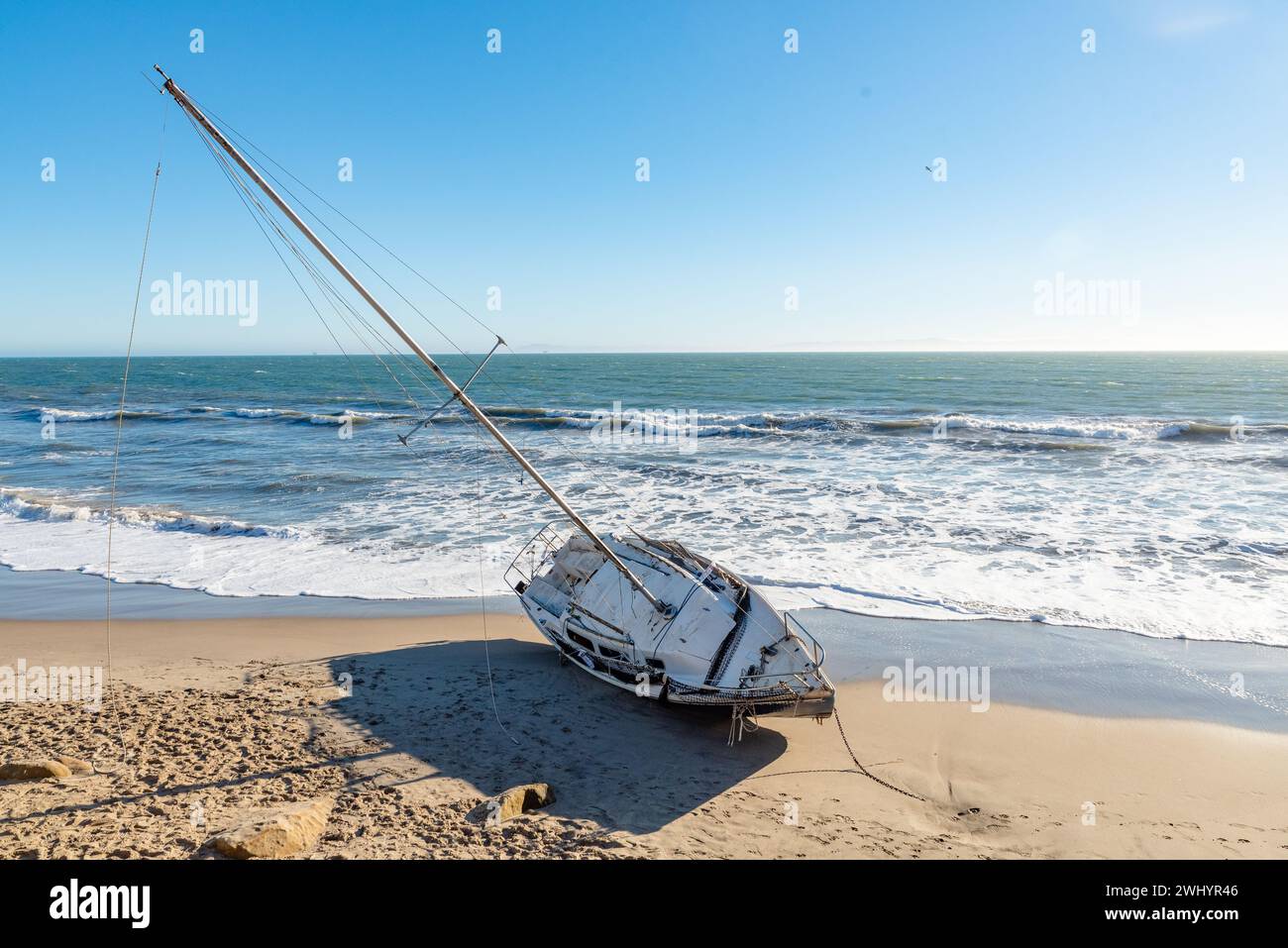 Yacht, naufrage, Sandy Beach, Santa Barbara Californie, dégâts causés par la tempête, changement climatique, catastrophe côtière, mésaventure nautique Banque D'Images