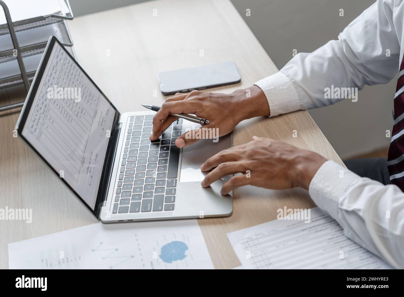 Homme travaillant à l'aide d'un ordinateur portable computerÂ mains tapant sur le clavier Banque D'Images