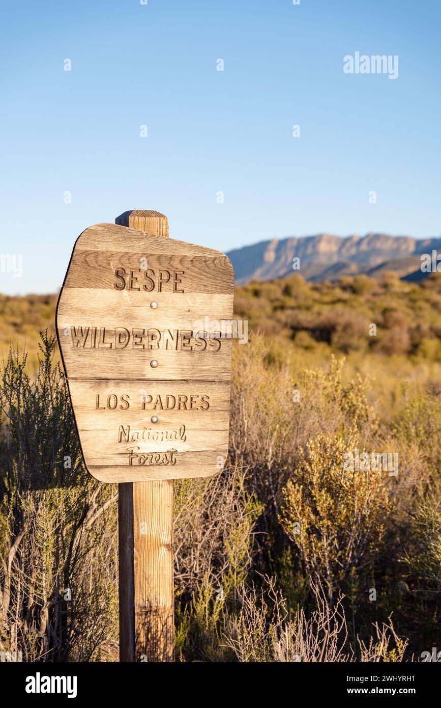 Sespe Wilderness, Ojai California, soleil brillant, coucher de soleil, Mountain Ridges, formations de grès, nature, paysage, nature sauvage, aventure en plein air Banque D'Images