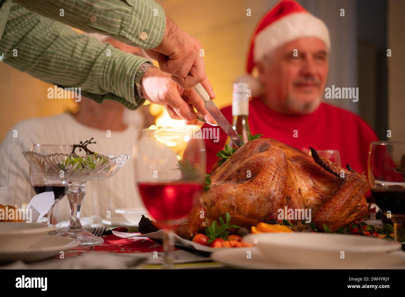 Gros plan d'un couple d'aînés alors que mon fils hachait une dinde rôtie pour le dîner de Noël. Banque D'Images