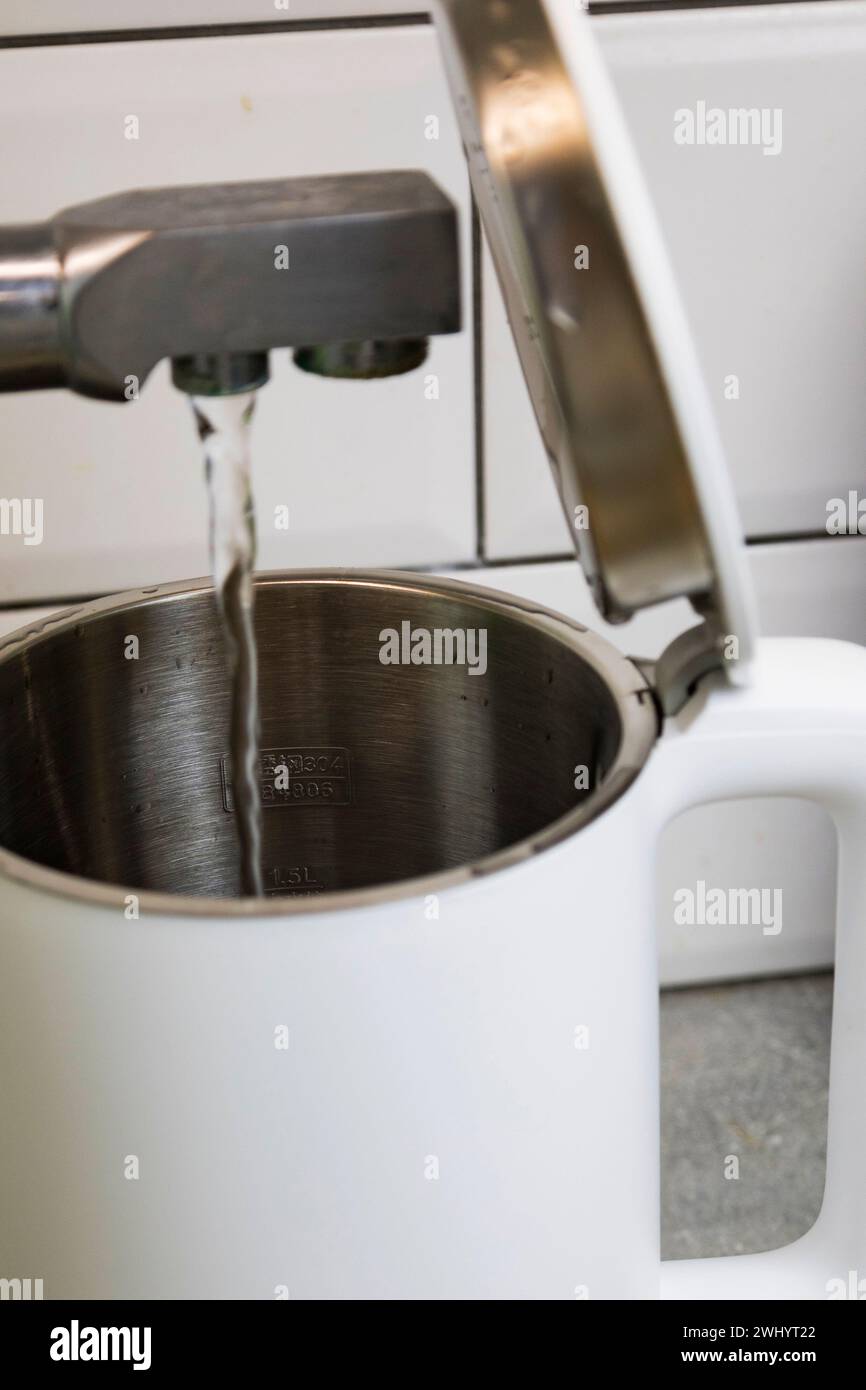 versez de l'eau du robinet propre filtrée dans une bouilloire électrique pour faire bouillir l'eau dans la cuisine, de l'eau propre pour la santé Banque D'Images