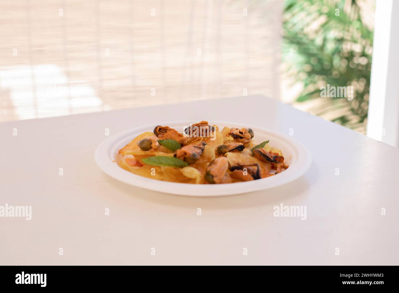 Une assiette de moules et de frites sur une plage italienne Banque D'Images