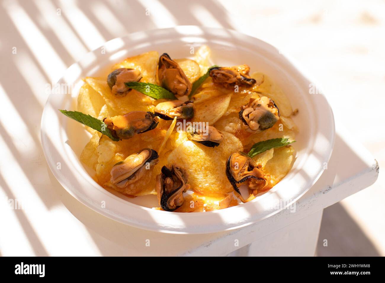 Une assiette de moules et de frites sur une plage italienne Banque D'Images