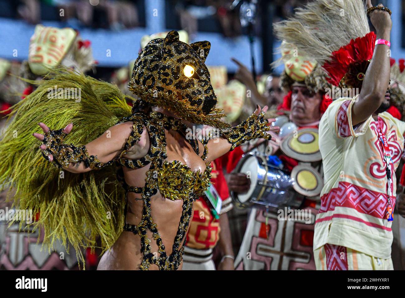 Rio de Janeiro, Brésil. 12 février 2024. RJ - RIO DE JANEIRO - 02/11/2024 - CARNAVAL RIO 202, PARADE SPÉCIALE DE GROUPE - Paolla Oliveira Reine des tambours de l'École Samba académiciens de Grande Rio lors de la représentation de la première nuit de la parade spéciale de groupe de Rio de Janeiro au Sambodromo da marques de Sapucai ce dimanche (11). Photo : Thiago Ribeiro/AGIF (photo : Thiago Ribeiro/AGIF/Sipa USA) crédit : Sipa USA/Alamy Live News Banque D'Images