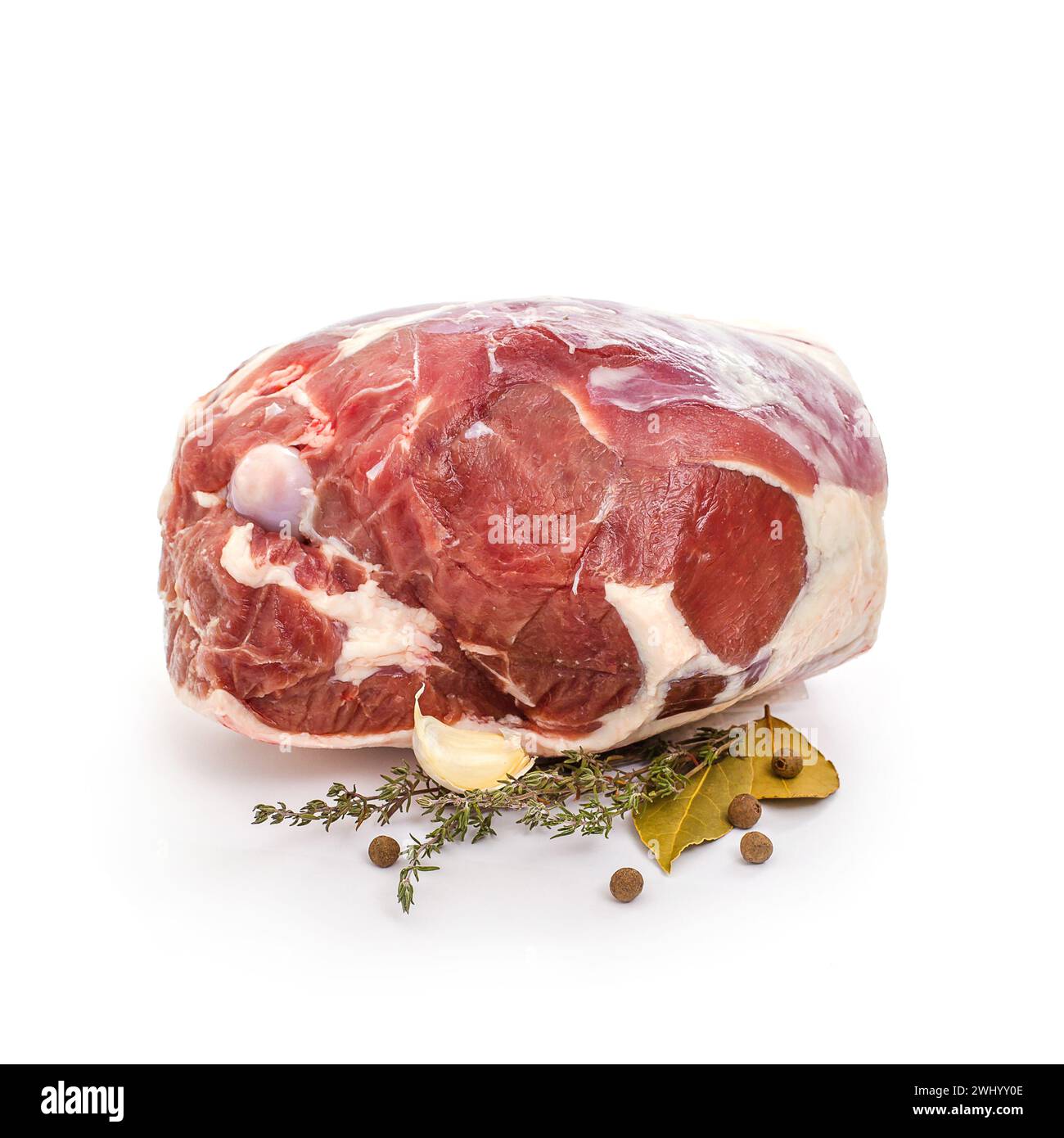 Cuisse d'agneau fraîche avec os, épices, isolé Banque D'Images