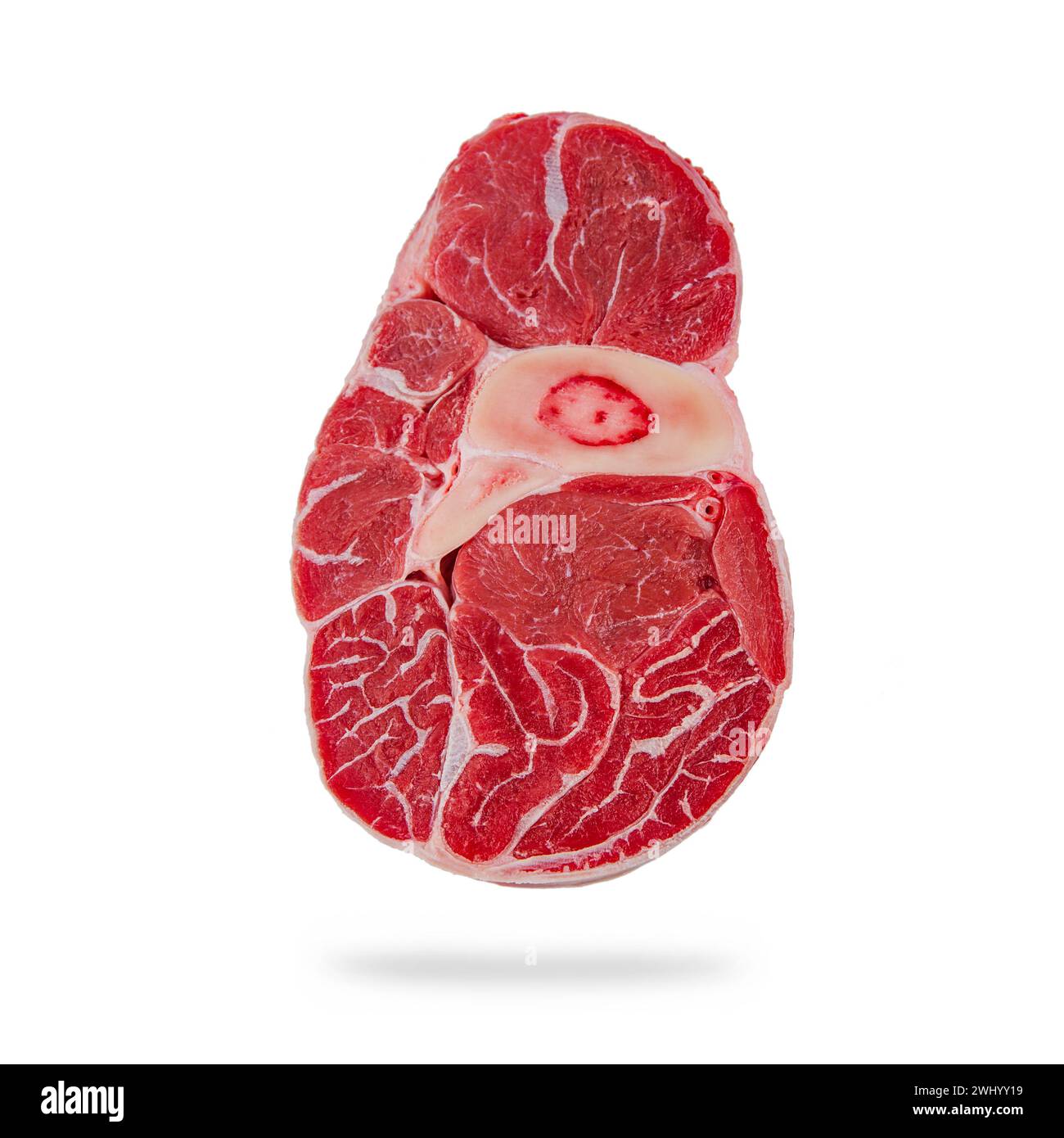 Viande fraîche de jarret de veau sur fond blanc Banque D'Images